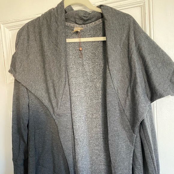 Over sized Calia but Carrie Underwood sweater - Picture 5 of 6